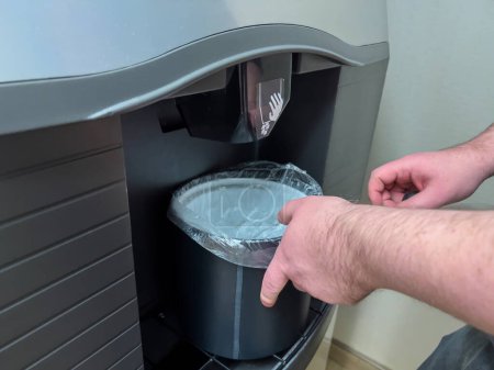 Téléchargez les photos : Mise au point sélective, vue rapprochée d'une machine à glace à l'intérieur d'un hôtel - en image libre de droit