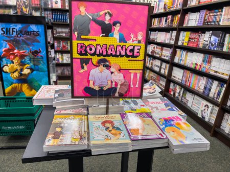 Téléchargez les photos : Woodinville, WA USA - vers novembre 2022 : Vue d'une collection de mangas romantiques à vendre dans un magasin Barnes and Noble. - en image libre de droit
