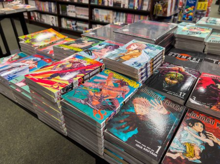 Foto de Woodinville, WA USA - circa Noviembre 2022: Vista del manga de Jujutsu Kaisen para la venta dentro de una tienda Barnes and Noble. - Imagen libre de derechos