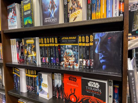 Téléchargez les photos : Woodinville, WA USA - vers novembre 2022 : Vue d'une collection de livres Star Wars à vendre dans un magasin Barnes and Noble - en image libre de droit