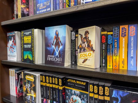 Téléchargez les photos : Woodinville, WA USA - vers novembre 2022 : Vue d'une collection de livres Star Wars à vendre dans un magasin Barnes and Noble. - en image libre de droit