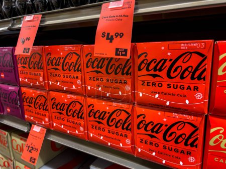 Téléchargez les photos : Mill Creek, WA USA - vers Novembre 2022 : Vue rapprochée des boîtes d'édition de vacances de Coca Cola Zero Sugar à vendre dans l'allée des sodas. - en image libre de droit