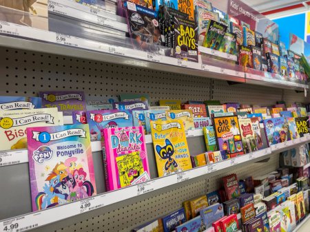 Téléchargez les photos : Seattle, WA États-Unis - vers septembre 2022 : Vue angulaire des livres de lecture et d'activité pour enfants à vendre dans un magasin de détail Target. - en image libre de droit