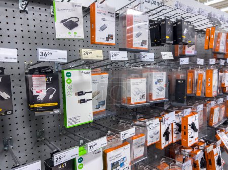 Foto de Seattle, WA USA - circa Noviembre 2022: Amplia vista de puertos USB y adaptadores para la venta dentro de una tienda Staples. - Imagen libre de derechos