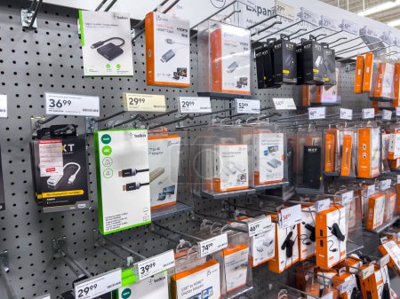 Foto de Seattle, WA USA - circa Noviembre 2022: Amplia vista de puertos USB y adaptadores para la venta dentro de una tienda Staples. - Imagen libre de derechos