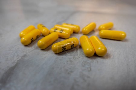 Foto de Seattle, WA EE.UU. - circa Noviembre 2022: Enfoque selectivo en la medicación Gabapentina sobre un fondo de color claro. - Imagen libre de derechos