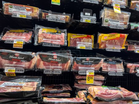 Téléchargez les photos : Snohomish, WA USA - vers novembre 2022 : Vue générale du bacon à vendre dans une épicerie Haggen. - en image libre de droit