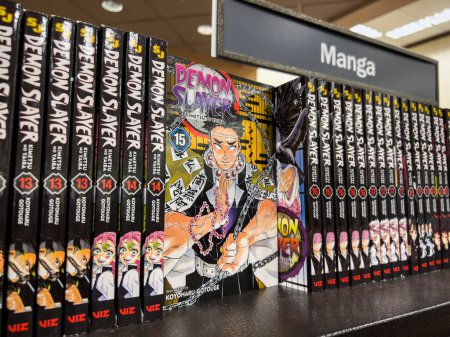 Téléchargez les photos : Seattle, WA USA - vers novembre 2022 : Vue rapprochée du manga Demon Slayer à vendre dans une librairie. - en image libre de droit