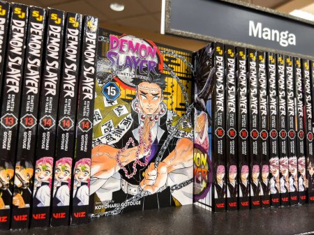 Téléchargez les photos : Seattle, WA USA - vers novembre 2022 : Vue rapprochée du manga Demon Slayer à vendre dans une librairie. - en image libre de droit