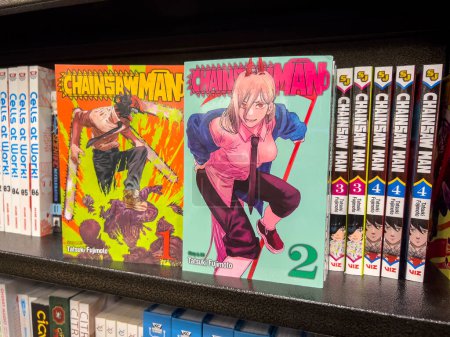 Téléchargez les photos : Seattle, WA USA - vers novembre 2022 : Vue rapprochée du manga Chainsaw Man à vendre dans une librairie. - en image libre de droit