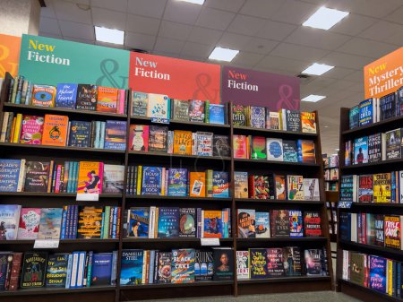 Foto de Woodinville, WA USA - circa Noviembre 2022: Amplia vista de libros en venta dentro de una tienda Barnes and Noble. - Imagen libre de derechos