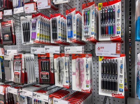 Téléchargez les photos : Seattle, WA USA - vers novembre 2022 : Vue des surligneurs et stylos à vendre dans un magasin Staples. - en image libre de droit