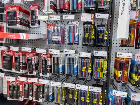 Foto de Seattle, WA USA - circa Noviembre 2022: Vista de los iluminadores y bolígrafos en venta dentro de una tienda Staples. - Imagen libre de derechos