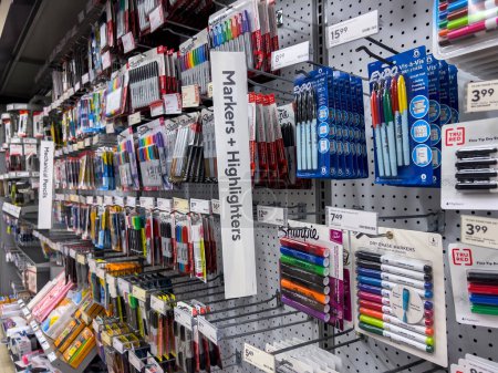 Foto de Seattle, WA USA - circa Noviembre 2022: Vista de los iluminadores y bolígrafos en venta dentro de una tienda Staples. - Imagen libre de derechos