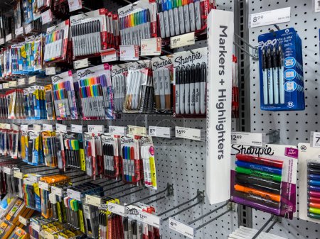 Téléchargez les photos : Seattle, WA USA - vers novembre 2022 : Vue des surligneurs et stylos à vendre dans un magasin Staples. - en image libre de droit
