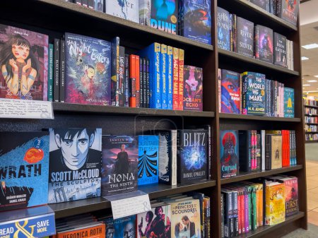 Téléchargez les photos : Woodinville, WA USA - vers novembre 2022 : Vue générale des livres à vendre dans un magasin Barnes and Noble. - en image libre de droit