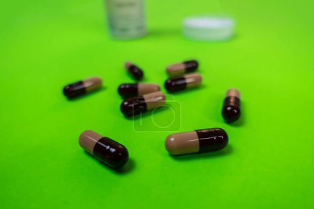 Foto de Seattle, WA USA - circa Noviembre 2022: Enfoque selectivo en las píldoras de Prazosina sobre un fondo verde. - Imagen libre de derechos