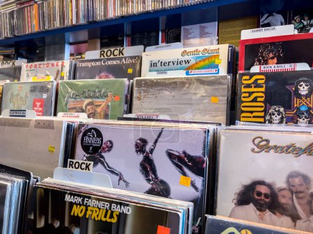 Foto de Kirkland, WA USA - circa Noviembre 2022: Enfoque selectivo en discos de vinilo y láser usados en venta dentro de la tienda Vortex Music and Movies. - Imagen libre de derechos
