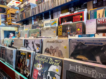 Foto de Kirkland, WA USA - circa Noviembre 2022: Enfoque selectivo en discos de vinilo y láser usados en venta dentro de la tienda Vortex Music and Movies. - Imagen libre de derechos