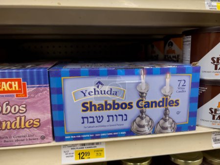 Téléchargez les photos : Woodinville, WA USA - vers décembre 2022 : Vue rapprochée des bougies Shabbos à vendre dans une épicerie Haggen. - en image libre de droit