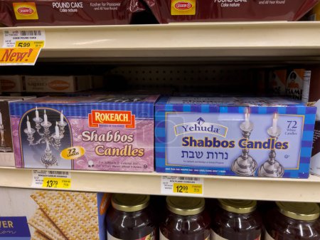 Téléchargez les photos : Woodinville, WA USA - vers décembre 2022 : Vue rapprochée des bougies Shabbos à vendre dans une épicerie Haggen. - en image libre de droit