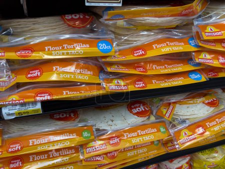 Foto de Woodinville, WA USA - circa Diciembre 2022: Enfoque selectivo en la venta de tortillas de harina y maíz dentro de una tienda Haggen. - Imagen libre de derechos