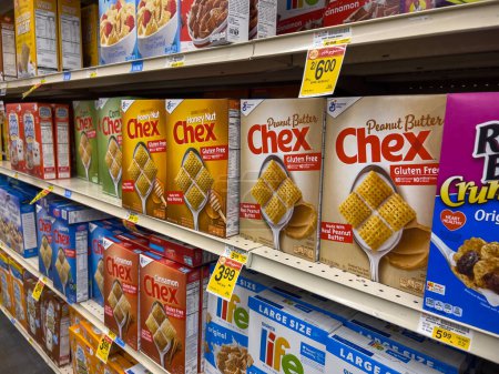Téléchargez les photos : Woodinville, WA USA - vers décembre 2022 : Vue angulaire des céréales Chex à vendre dans une épicerie Haggen. - en image libre de droit