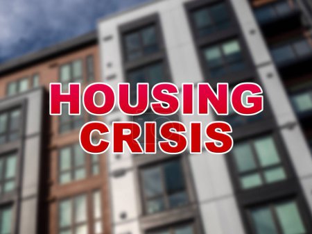 Téléchargez les photos : Fond flou d'un immeuble résidentiel avec les mots Crise du logement au premier plan - en image libre de droit