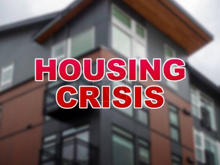 Unscharfer Hintergrund eines Wohnhauses mit den Worten Housing Crisis im Vordergrund