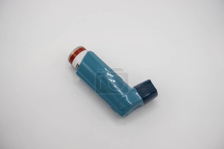 Foto de Enfoque selectivo en un inhalador azul sobre un fondo blanco - Imagen libre de derechos