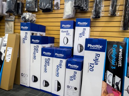 Foto de Kenmore, WA USA - circa Diciembre 2022: Vista de cerca de los productos de iluminación Phottix en venta dentro de Kenmore Camera shop. - Imagen libre de derechos