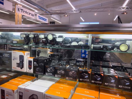 Foto de Kenmore, WA USA - circa diciembre 2022: Vista de cerca de equipos de fotografía en venta dentro de Kenmore Camera shop. - Imagen libre de derechos