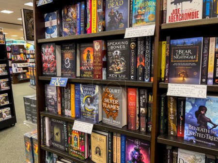 Foto de Woodinville, WA USA - circa Noviembre 2022: Amplia vista de libros en venta dentro de una tienda Barnes and Noble. - Imagen libre de derechos