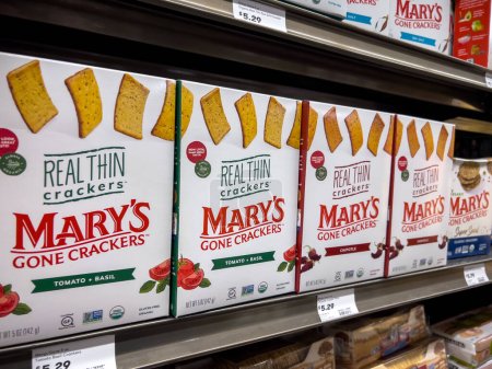 Foto de Mill Creek, WA USA - circa abril 2022: Vista de cerca de los productos de Mary 's Gone Crackers en venta dentro de una tienda de comestibles Town and Country. - Imagen libre de derechos