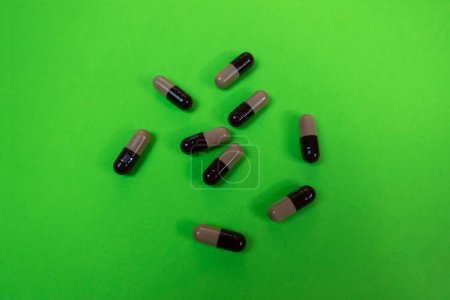 Foto de Seattle, WA USA - circa Noviembre 2022: Enfoque selectivo en las píldoras de Prazosina sobre un fondo verde. - Imagen libre de derechos