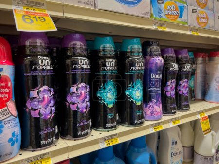 Foto de Woodinville, WA USA - circa December 2022: Close up view of Downy laundry products for sale inside a grocery store. - Imagen libre de derechos