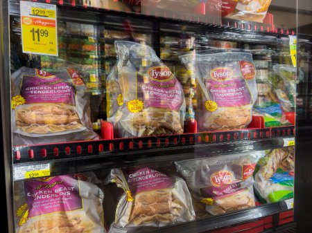 Téléchargez les photos : Woodinville, WA USA - circa December 2022: Close up view of frozen chicken products for sale in the freezer section of a grocery store. - en image libre de droit