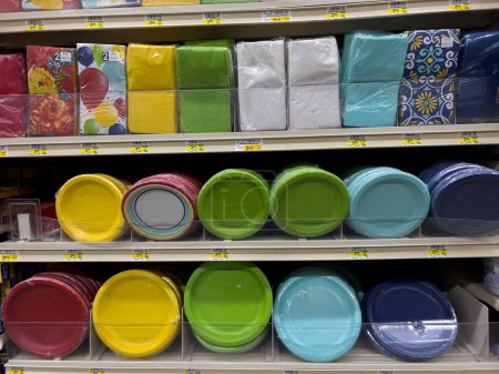 Foto de Woodinville, WA USA - circa December 2022: Close up view of disposable dinnerware and napkins for sale inside a grocery store. - Imagen libre de derechos