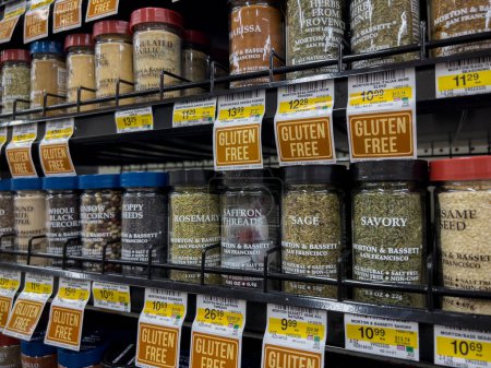 Foto de Woodinville, WA USA - circa diciembre 2022: Amplia vista de los condimentos de Morton y Bassett para la venta dentro de una tienda de comestibles. - Imagen libre de derechos