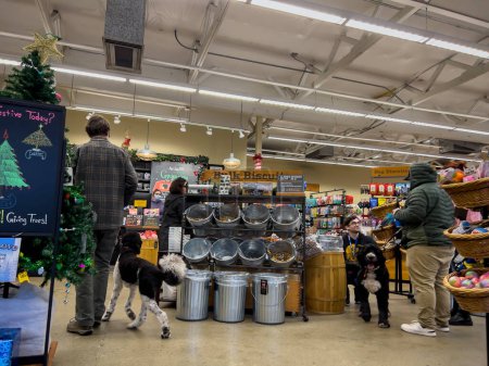 Téléchargez les photos : Mill Creek, WA USA - circa December 2022: Wide view of people shopping with their dogs inside a Mud Bay pet store. - en image libre de droit