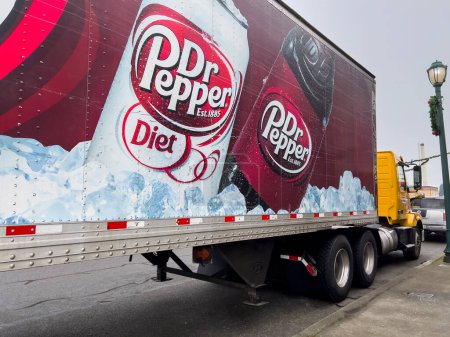 Foto de Monroe, WA USA - circa December 2022: View of a Dr. Pepper distribution truck parked on the side of the road in town. - Imagen libre de derechos