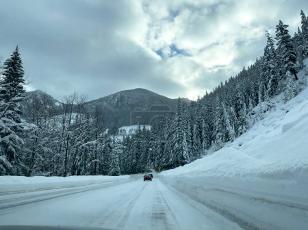 Foto de Stevens Pass, WA USA - circa December 2022: Wide view of poor road conditions in the Cascade Mountains. - Imagen libre de derechos