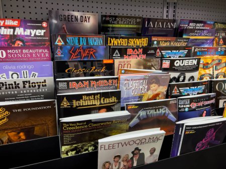 Foto de Redmond, WA USA - circa 2022: Close up view of music sheet song books for sale inside a Guitar Center store. - Imagen libre de derechos