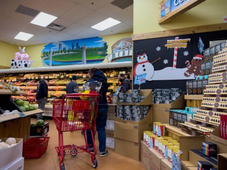 Téléchargez les photos : Bellevue, WA USA - circa December 2022: Wide view of people shopping inside a Trader Joes grocery store. - en image libre de droit