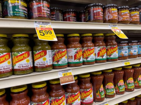 Téléchargez les photos : Seattle, WA USA - circa november 2022: Close up view of jarred salsas for sale inside a grocery store - en image libre de droit