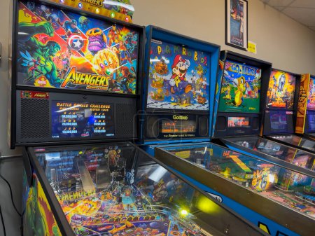 Téléchargez les photos : Lynnwood, WA USA - circa December 2022: Close up view of arcade pinball machines for sale inside Another Castle used gaming store. - en image libre de droit