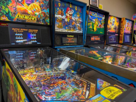 Téléchargez les photos : Lynnwood, WA USA - circa December 2022: Close up view of arcade pinball machines for sale inside Another Castle used gaming store. - en image libre de droit