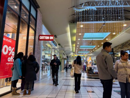 Foto de Lynnwood, WA USA - circa January 2023: Wide view of people shopping inside the Alderwood Mall. - Imagen libre de derechos