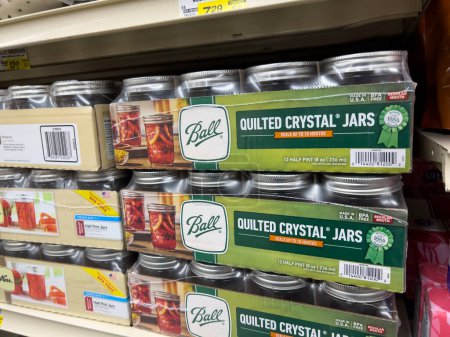 Foto de Woodinville, WA USA - circa November 2022: Close up view of Ball jars for sale inside a Haggen grocery store. - Imagen libre de derechos
