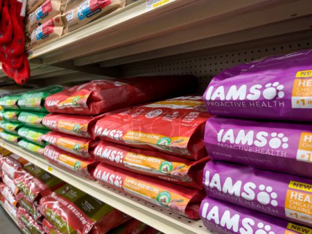 Foto de Woodinville, WA USA - circa November 2022: Selective focus on large bags of dry pet food for sale inside a grocery store. - Imagen libre de derechos